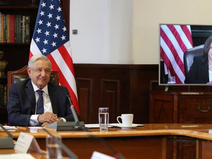 El presidente de México, Andrés Manuel López Obrador, habla por videoconferencia con la vicepresidenta de Estados Unidos, Kamala Harris, en una reunión virtual el pasado 7 de mayo.