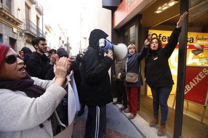 Activistas de los CDR intentan cerrar un comercio en el centro de Terrassa.
