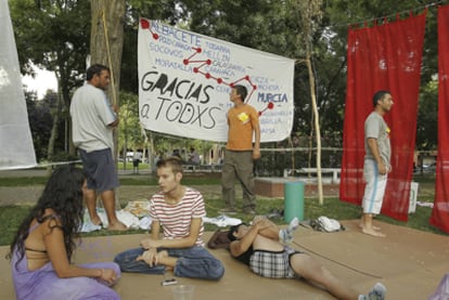 Un grupo de indignados descansa en la Plaza de la Constitución, en Vallecas.