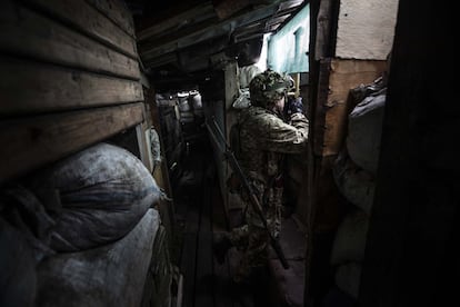 El conflicto entre Ucrania y Rusia se ha cobrado hasta el momento la vida de más de 14.000 personas desde 2014, según la ONU. En la imagen, un militar ucranio vigila a las posiciones prorrusas, este miércoles cerca de Avdiivka, en la región del Donnbass (Ucrania).
