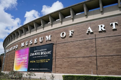 Facade of the Orlando Museum of Art, with the promotional poster of the exhibition dedicated to Basquiat, on June 2.