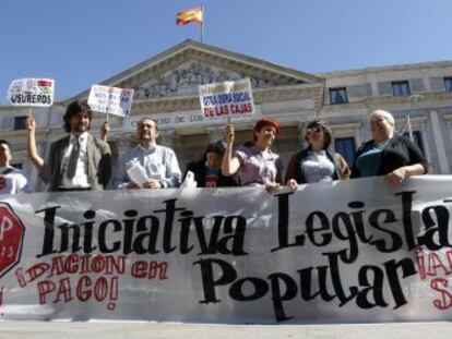 Miembros de la Plataforma Afectados por las Hipotecas durante un acto de protesta. EFE/Archivo