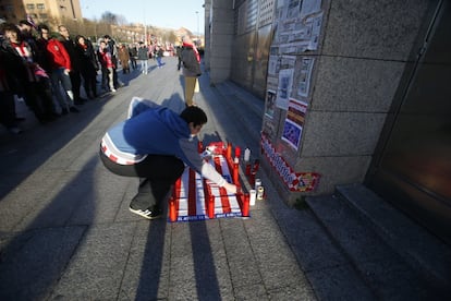 Velas en las puertas del estadio Atlético