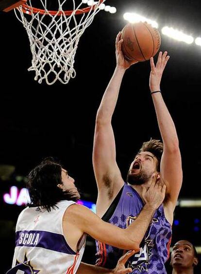 Marc Gasol lanza a canasta ante la oposición de Scola.