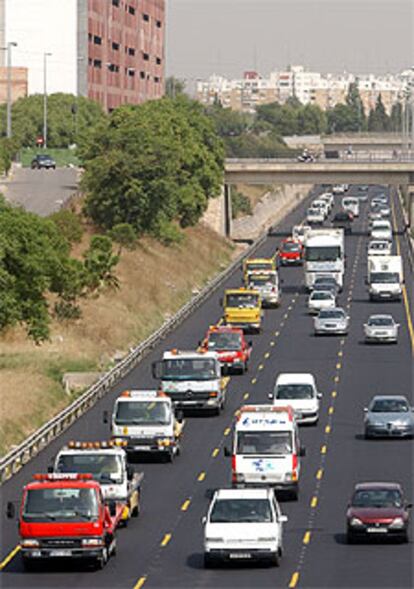 Unas 125 grúas han recorrido en caravana la circunvalación de la SE-30 como acto de protesta.