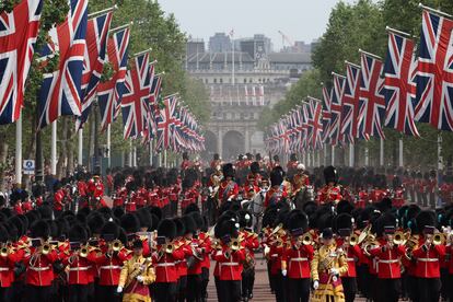 El rey Carlos, el príncipe Guillermo, el príncipe Eduardo, duque de Edimburgo, y Ana, la princesa real montan a caballo durante el Trooping the Colour que honra al monarca por primera vez tras el fallecimiento de su madre Isabel II el 8 de septiembre de 2022. 