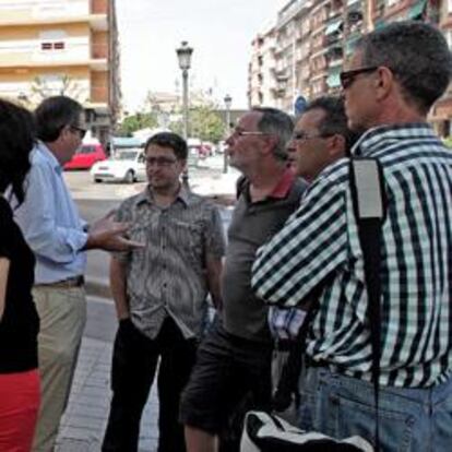 Miembros del comité de empresa y un representante de la dirección de Radiotelevisión Valenciana conversan a las puertas de la Inspección de Trabajo en Valencia