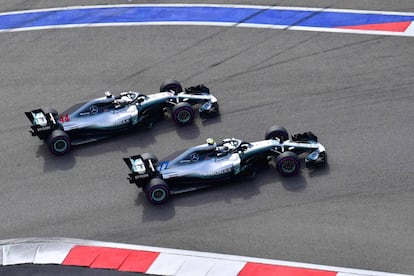 Bottas, derecha, y Hamilton, durante la carrera.