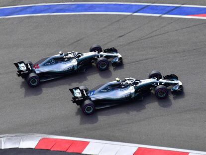 Bottas, derecha, y Hamilton, durante la carrera.