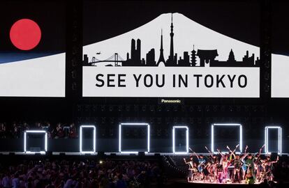 El lema "Nos vemos en Tokio" proyectado tras una actuación de bailarines japoneses durante la ceremonia de clausura de los Juegos Paralímpicos.