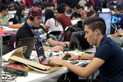 Un par de j&oacute;venes trabajan en Campus Party M&eacute;xico. 