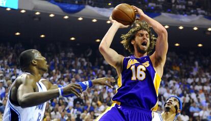 El jugador español Pau Gasol de Los Angeles Lakers en acción ante la marca de Dwight Howard de los Magic de Orlando, durante el quinto juego de las finales de la NBA, en junio de 2009, en el Amway Arena de Orlando, Florida (Estados Unidos).