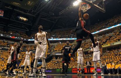 Mate de Dwyane Wade durante el partido