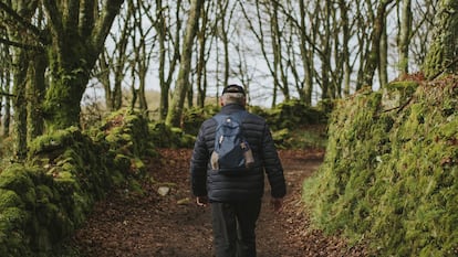 Un peregrino haciendo en camino de Santiago.