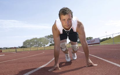 Pistorius posa sobre la pista en una fotografía de marzo de 2007.