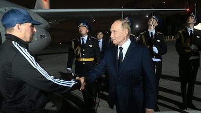 El presidente ruso, Vladímir Putin, saluda a Vadim Krasikov en su llegada a Moscú, tras el intercambio de prisioneros este jueves