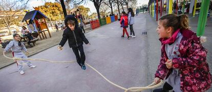 Un grup de nens que salta a corda durant el temps d'esbarjo.