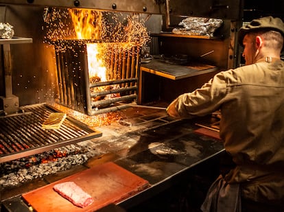 Una parrilla encendida en el restaurante Los 33 de Madrid.