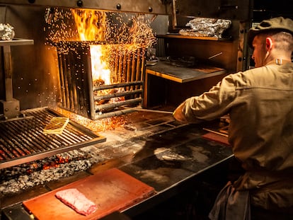 Una parrilla encendida en el restaurante Los 33 de Madrid.