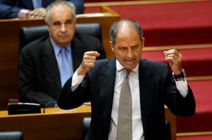 El presidente de la Generalitat, Francisco Camps, durante la sesión de control en las Cortes valencianas.