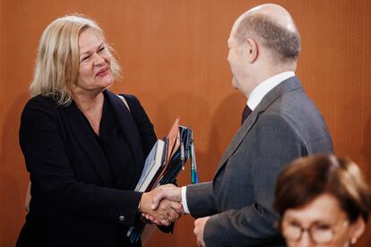 La ministra del Interior alemana, Nancy Faeser, saluda a Olaf Scholz en la reunión del gabinete de este miércoles. 