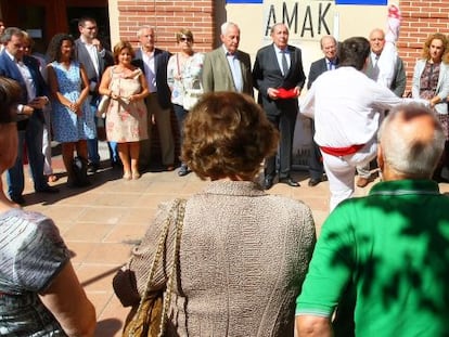 El alcalde de Bilbao, Ibon Areso, y otros concejales del Ayuntamiento, durante el homenaje rendido a Alfredo Kraus.