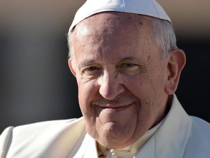 O papa Francisco na pra&ccedil;a de S&atilde;o Pedro, no Vaticano.