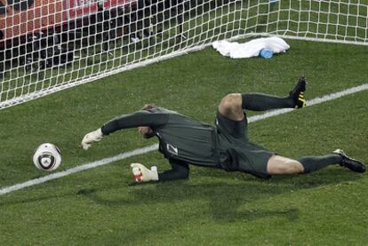 El portero inglés Robert Green comete un fallo garrafal tras dejar escapar un balón que tenía controlado. Gol de EE UU, que se crece con el empate.