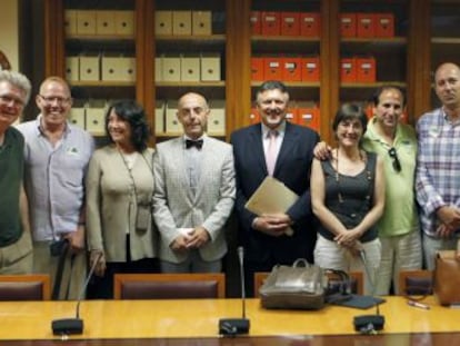 Miembros de asociaciones ciclistas, en la reunión con los diputados.