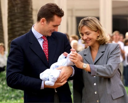 Juan Urdangarin y Borbón fue presentado al público el 1 de octubre de 1999 en los jardines de la clínica Teknon. El primer hijo de la infanta nació en la madrugada del 29 de septiembre.