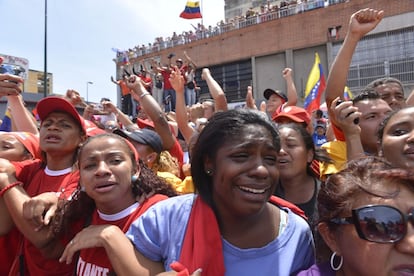 Muestras de dolor durante el recorrido del féretro con restos mortales Hugo Chávez por las calles de Caracas.