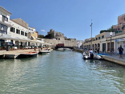 El puerto de Ciudadela. A la izquierda, la terraza del Café Balear. J.C. CAPEL