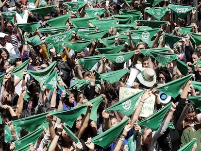 Personas a favor del aborto legal se manifiestan este lunes frente a la Corte Constitucional en Bogotá.