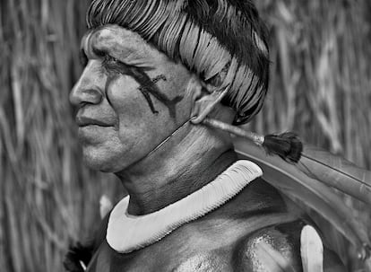 Los pueblos indígenas del Amazonas son los guardianes de la selva, los custodios de una inestimable herencia de la humanidad. Sin embargo, su supervivencia corre peligro. <b>Tsaná</b> Este hombre es cantante de música tradicional de Alto Xingu, un don que heredó de su padre, el maestro Tagukagé. lLeva un collar de conchas de caracol y el cuerpo pintado de urucum.