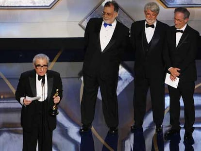 Scorsese agradece el Oscar al mejor director que le entregaron, de izquierda a derecha, Francis Ford Coppola, George Lucas y Steven Spielberg.