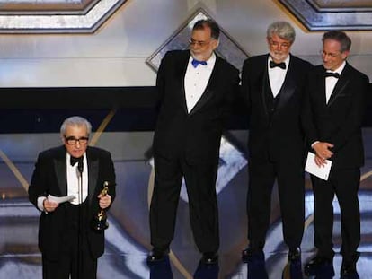 Scorsese agradece el Oscar al mejor director que le entregaron, de izquierda a derecha, Francis Ford Coppola, George Lucas y Steven Spielberg.