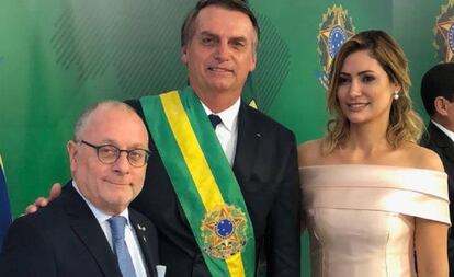 El presidente de Brasil, Jair Bolsonaro, y la primera dama, Michelle Bolsonaro, junto al canciller argentino, Jorge Faurie, el martes en Brasilia.