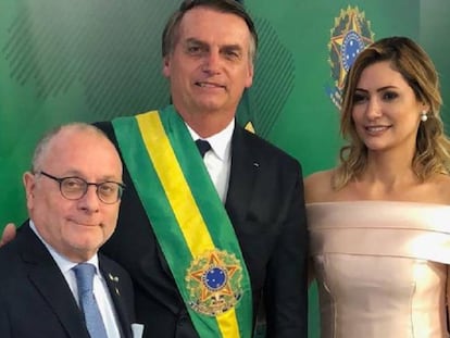O presidente do Brasil, Jair Bolsonaro, e a primeira-dama, Michelle Bolsonaro, junto ao chanceler argentino, Jorge Faurie, na terça-feira em Brasília.
