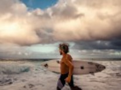 Viajamos a Hawái con Aritz Aranburu, el mejor surfista español, una vida repleta de viajes y marejadas alrededor del globo