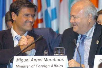 Juan Fernando López Aguilar (izquierda) y Miguel Ángel Moratinos, ayer en Córdoba.