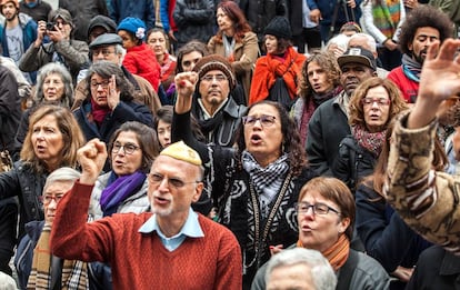 Manifestantes protestam contra a violência da PM diante da Catedral da Sé