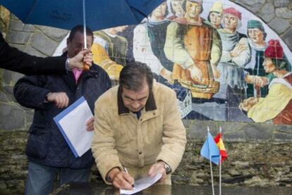 El ex dirigente popular Francisco Álvarez-Cascos, durante la firma de incorporación al Foro Asturias.