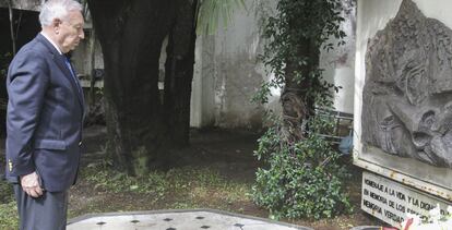 El ministro José Manuel García-Margallo, rinde homenaje a las víctimas de la última dictadura de Argentina, este martes en Buenos Aires.