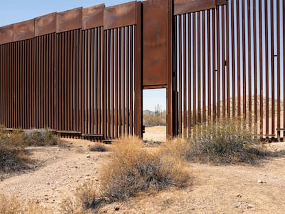 Una desconcertante puerta, abierta en el muro fronterizo que separa USA de Mexico, en una imagen tomada desde el lado mexicano, en el desierto de Altar, Sonor.