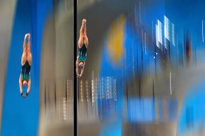 Rachel Bugg and Loudy Wiggins jump, from Australia, on synchronized platform.