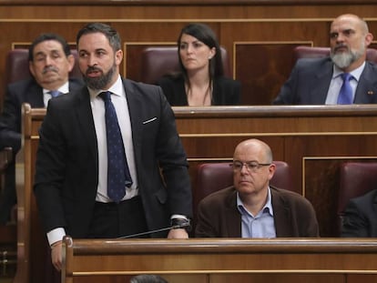 Abascal participa en el debate después de arrastrar a Iglesias por el hemiciclo agarrado de la coleta.