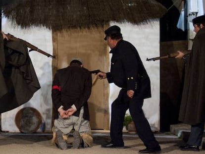 Recreaci&oacute;n del fusilamiento de un anarquista el pasado viernes en Benalup, antes llamado Casas Viejas.