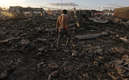 Homem caminha entre os escombros, após a tragédia.