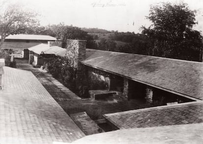 La Taliesin primigenia en 1912, antes de que Lloyd Wright añadiera en el estudio uno de sus característicos claustros hexagonales rodeados de ventanas. |