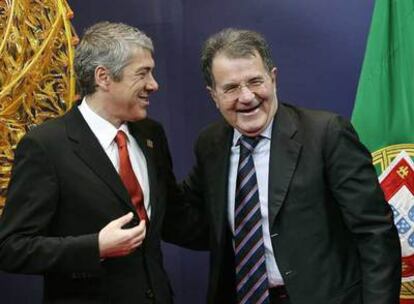 José Sócrates (izquierda) y Romano Prodi, ayer, en la cumbre de Bruselas.